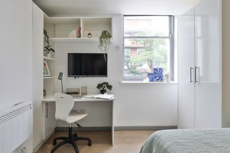 Classic Smaller 3-4 Bed Apartment - room
